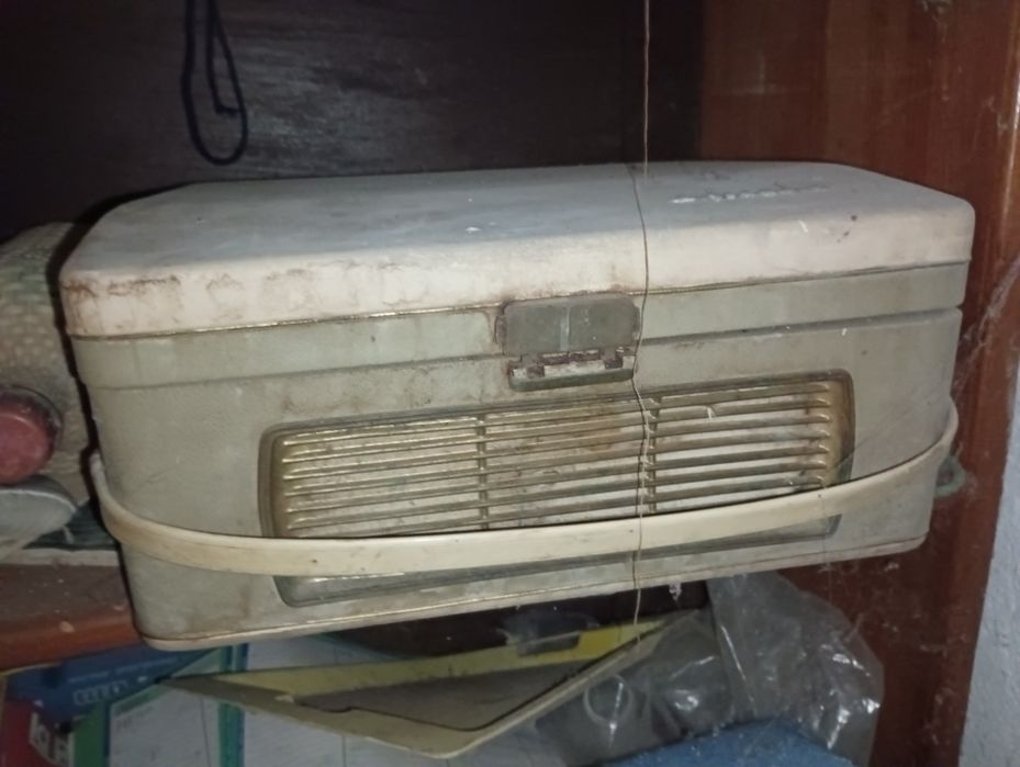 Duas aparelhagems antigas  portátil de discos de vinil e outra de fita