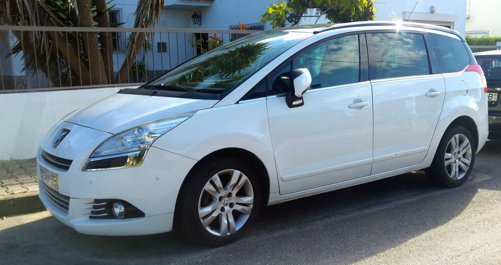 Peugeot 5008 1.6 HDi, 7L, automática, rodas 17 Teto Panorâmico, DVD
