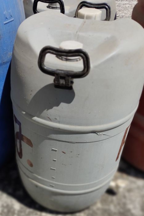 Bidões  em plástico resistente a uso e transporte para armazenamento d