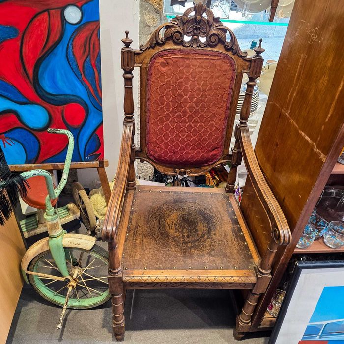 Cadeirão Antigo Braço Madeira Talhada com Assento Decorado