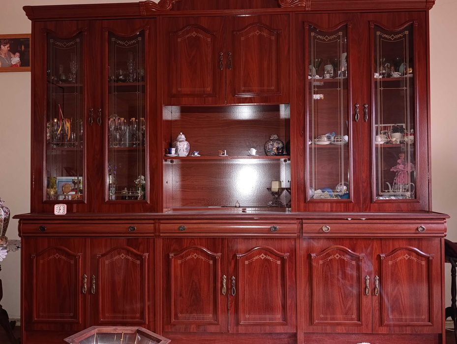 Móvel de sala com portas envidraçadas