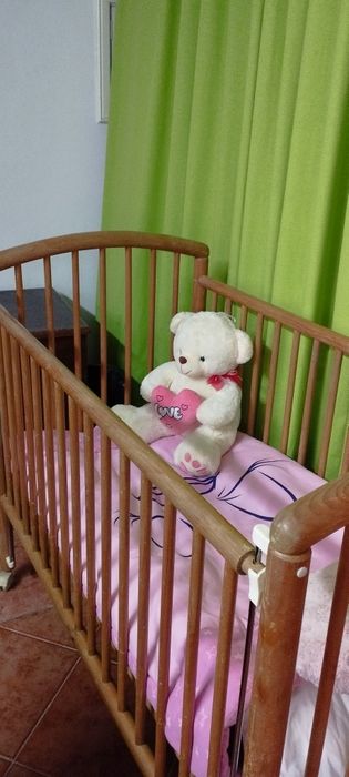 Cama de criança em pinho maciço.