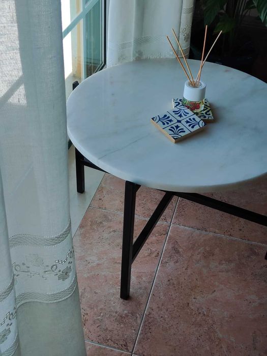 Mesa mármore com estrutura em ferro