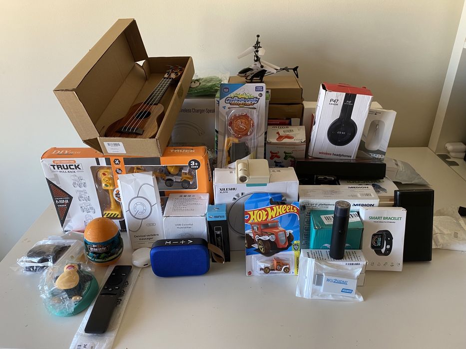 Vários produtos de tecnologia e Brinquedos