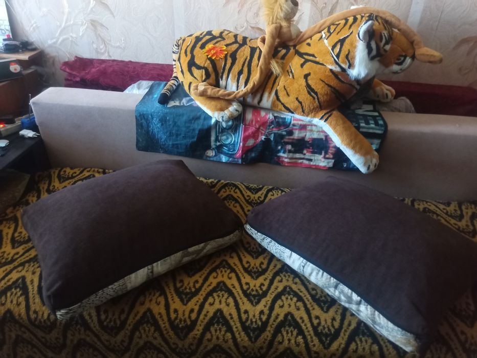 Подушки для дивану Вживані в гарному стані