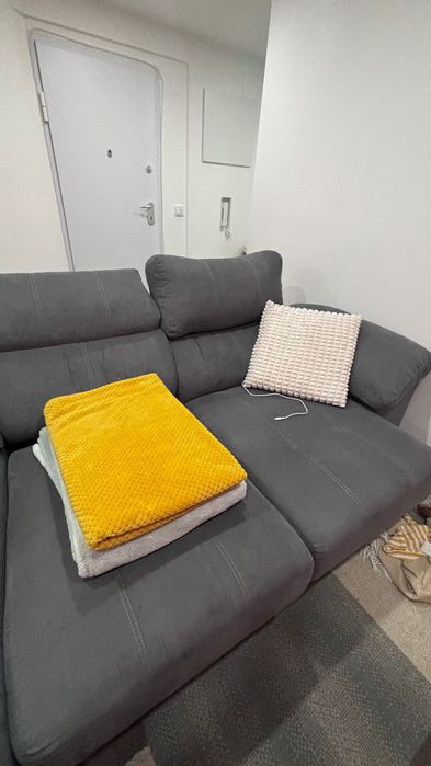 Sofá de canto cinzento – confortável e em ótimo estado