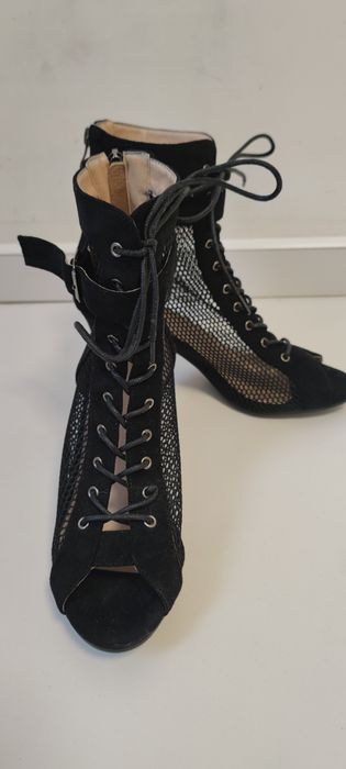 Замшеві босоніжки.