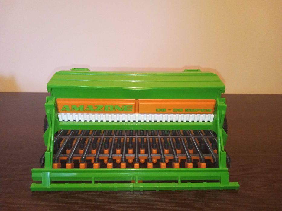 ZABAWKA Siewnik Amazone D8-30 Bruder 02330