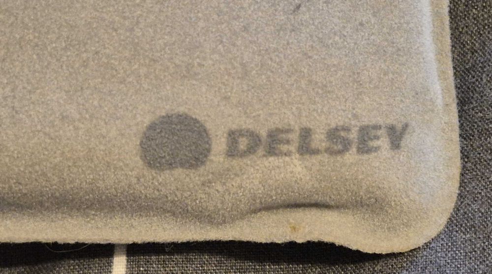 Almofada de viagem insuflável com venda e bolsa Delsey