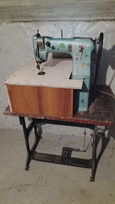 Колонкова швейна машина