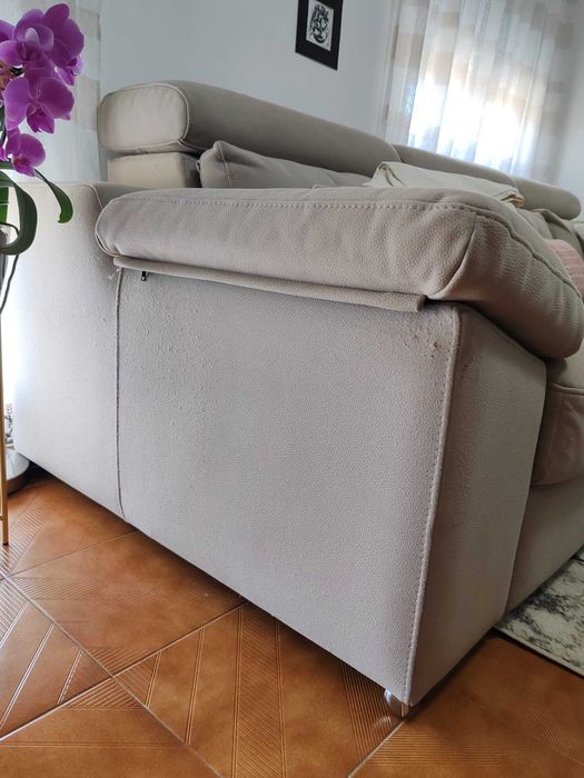 Sofá com assentos deslizantes e encosto de cabeça reclinável