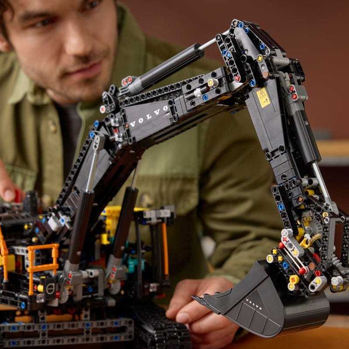 LEGO Technic Koparka Volvo EC500 Hybrid 42215