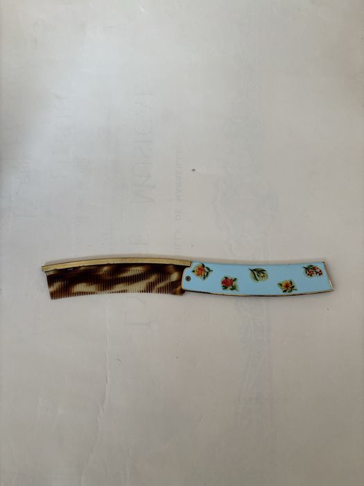 Kolekcjonerski składany grzebień VINTAGE – Emalia, kwiaty, retro