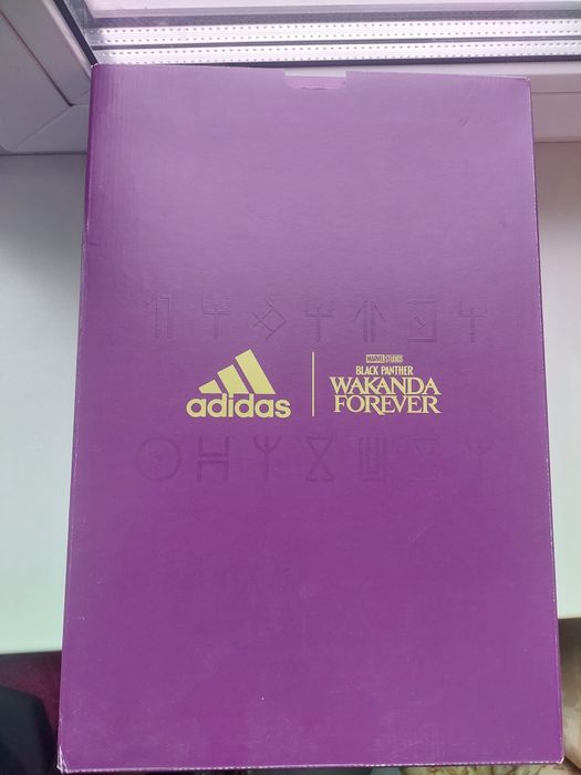 Adidas Black Panther кросівки унісекс  25,5 см