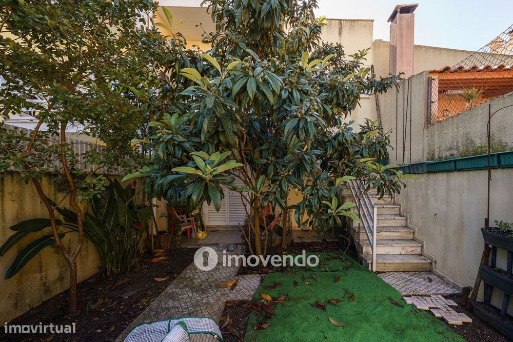 Moradia T3 com garagem e jardim, em Corroios