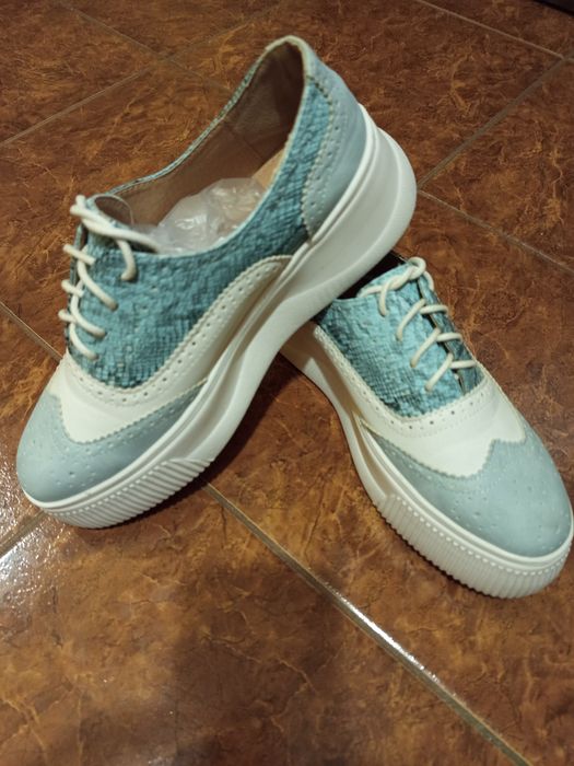 Błękitno białe buty sportowe 40