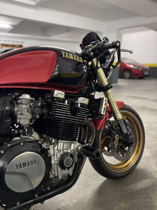 Yamaha XJR 1300 café racer