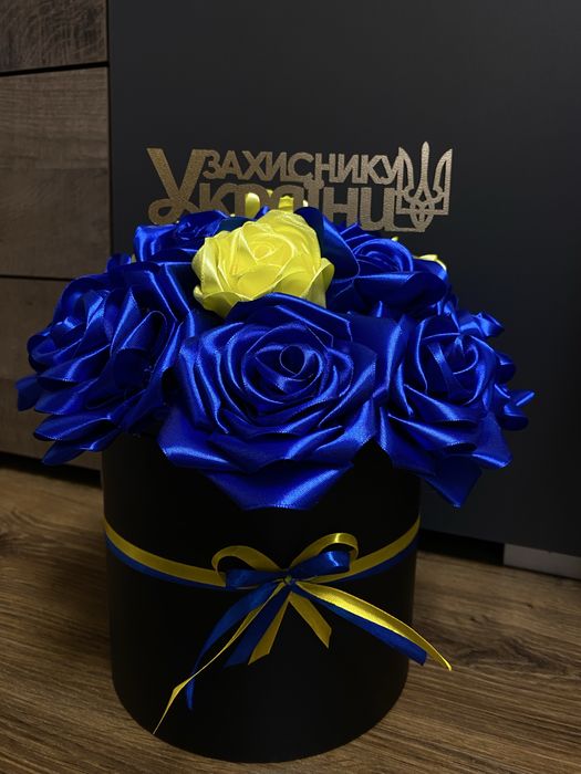 Букет для захисника з стрічки вінок квіти рози троянди