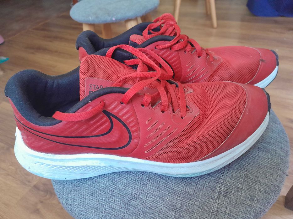 Czerwone buty nike