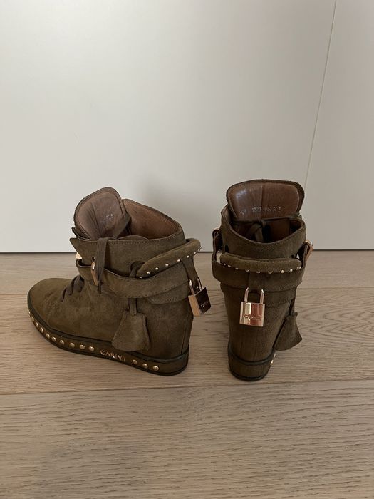 Sneakersy Carinii na koturnie
