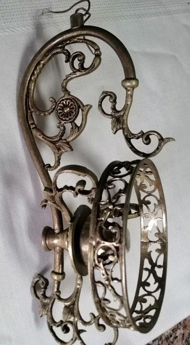 Candeeiro de parede em metal dourado fusco.