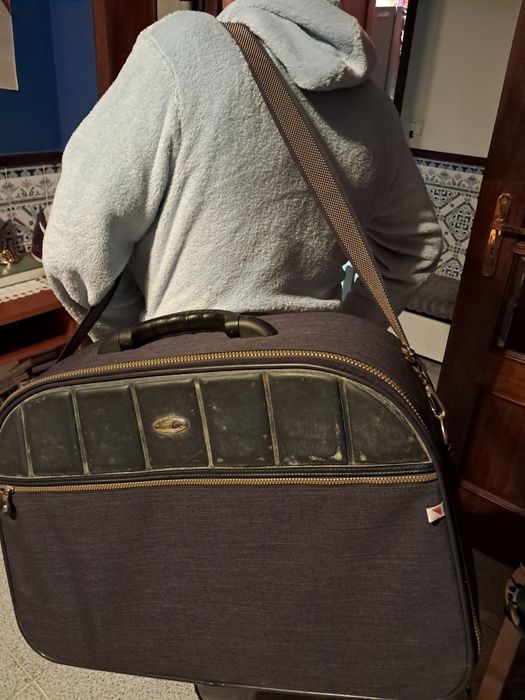 Mala de viagem  com trolley mas dá para usar de tiracolo