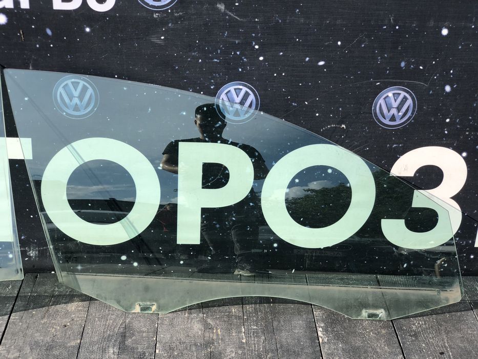 Стекло двери передней задней Пассат Б6 скло дверей Passat B6