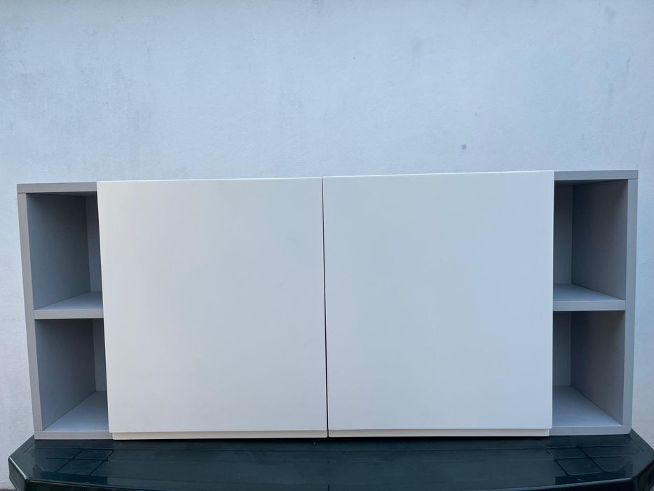 Móvel de casa de banho cinzento, com duas portas