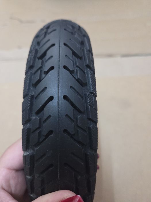 Pneu sólido para trotinetes