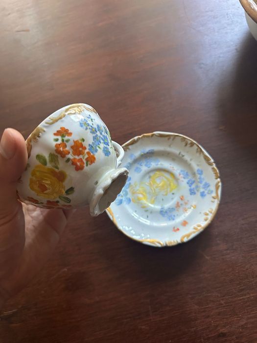 Conjunto de chávena e pires pintados à mão