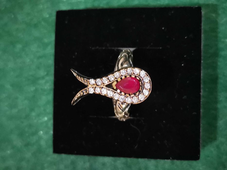 Maravilhoso anel em prata com brilhantes e uma raiz de ruby