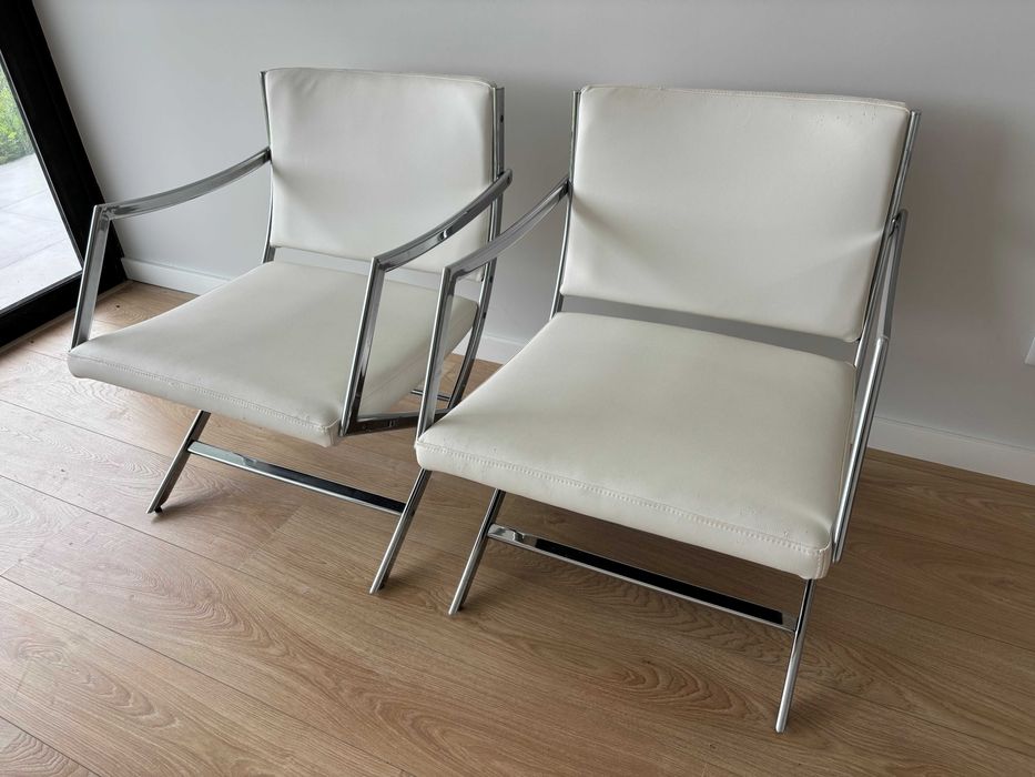 Cadeiras brancas, muito elegantes!!!