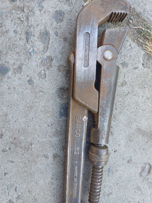 , ключ газовый 2, . Наждак пром. Тиски.