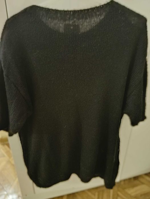 Sweterek czarny w kwiatki.