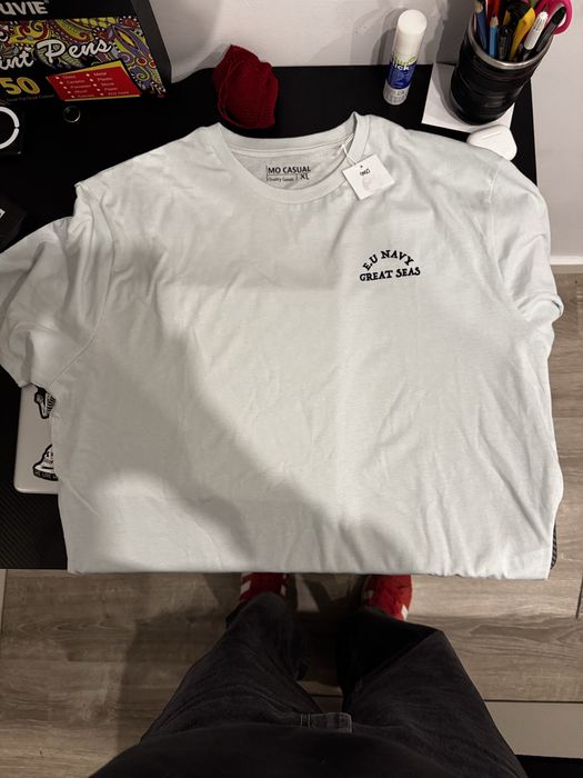 T-shirt nova com etiqueta