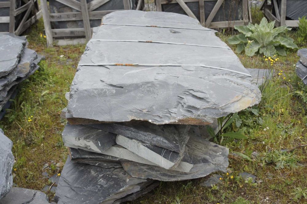 Czarny łupek monolit kamienny kamień naturalny gigant