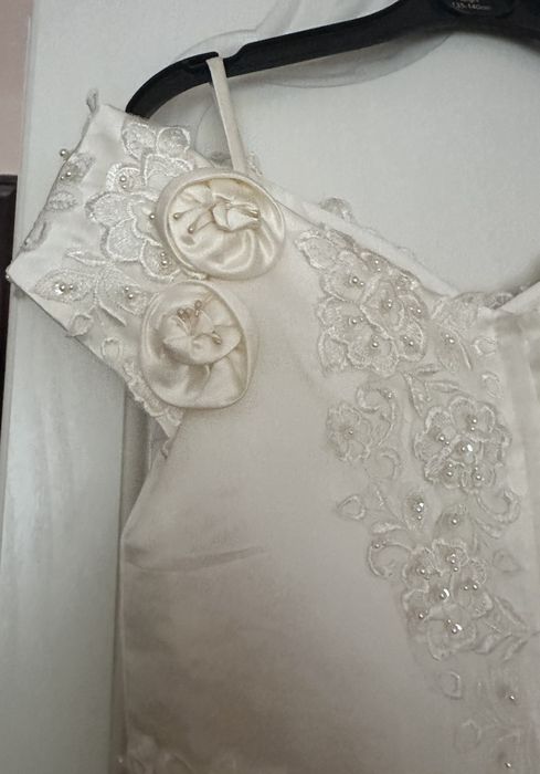 Нарядное платье цвета шампань айвори