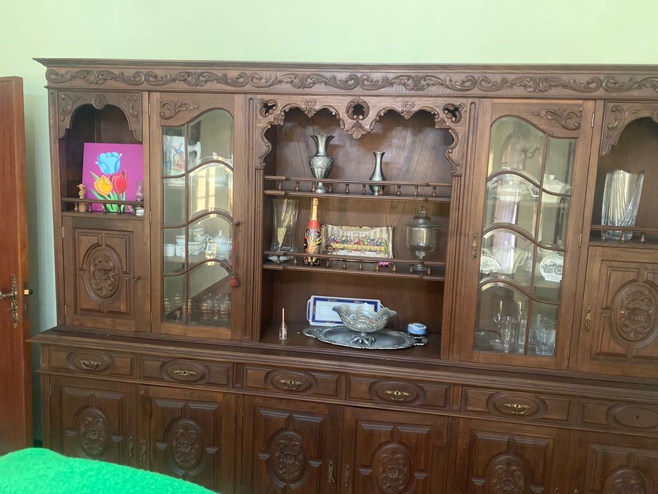 Estante com cristaleira