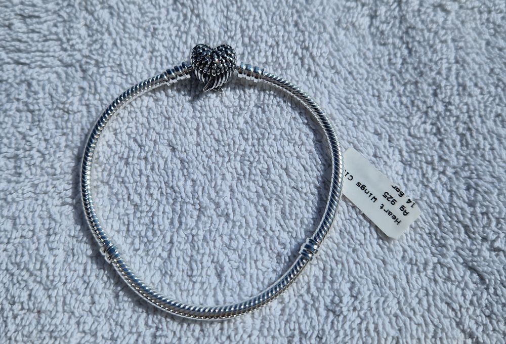 Zachwycająca Bransoletka Pandora Moments z zapięciem uskrzydlone serca