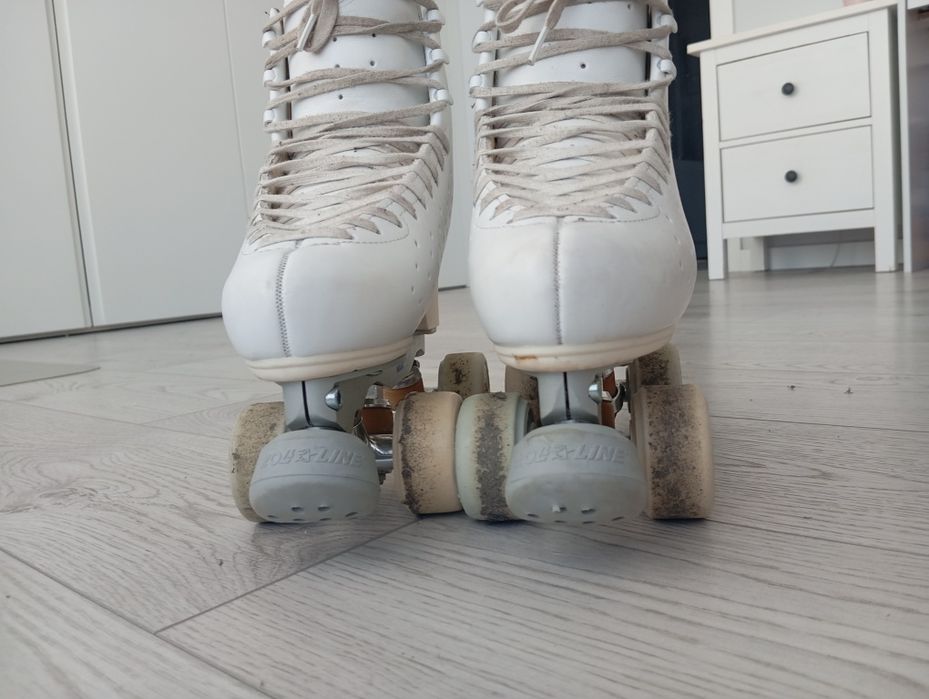 Vendo material de patinagem artística, patins, rodas e 1 peão