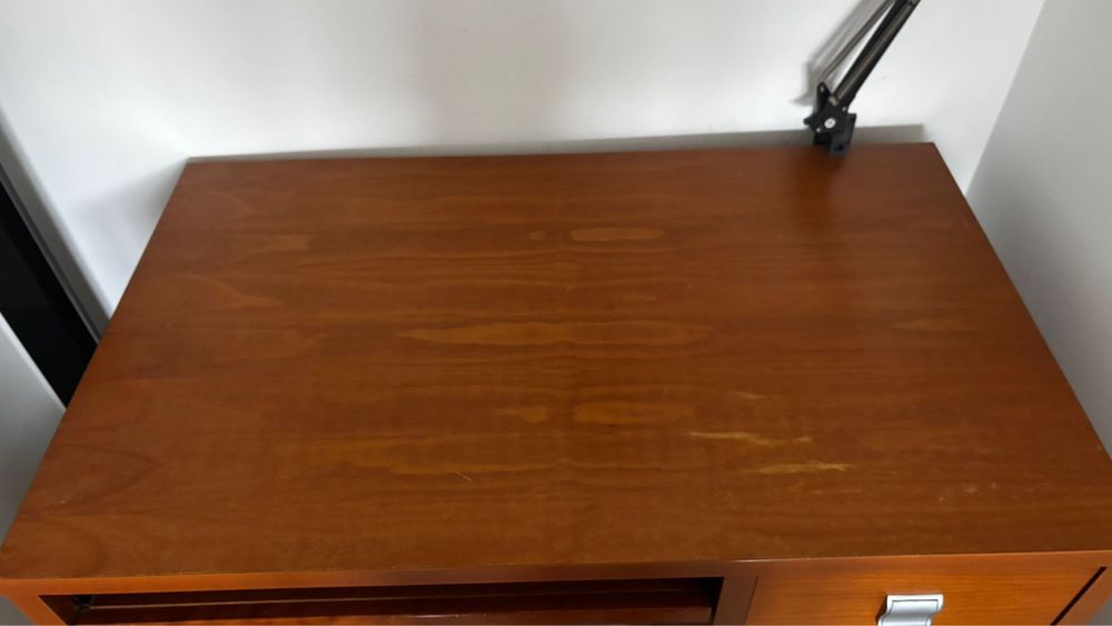 Mesa secretária com gavetas