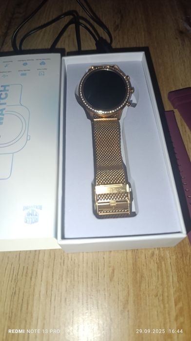 Piękny damski zegarek smartwatch z cekinami