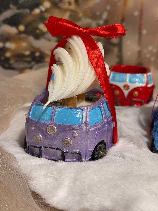 Świeca dekoracyjna w gipsowym autobusie z choinką