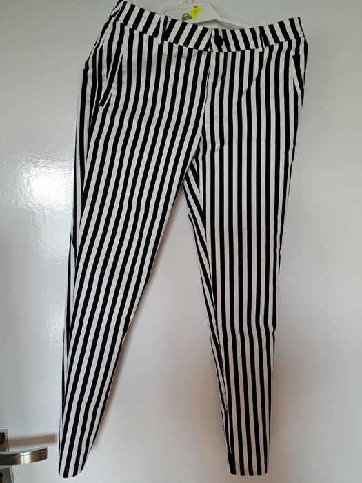 Eleganckie damskie spodnie w paski czarno białe ala jeans S