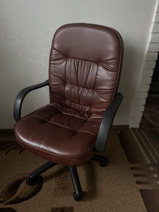 Кресло компьютерное , кожаное офисное