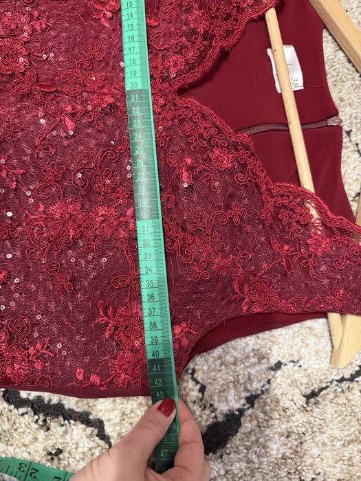 Elegancka bordowa sukienka z koronką – rozmiar 38