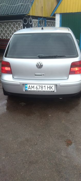 Машина Volkswagen Golf