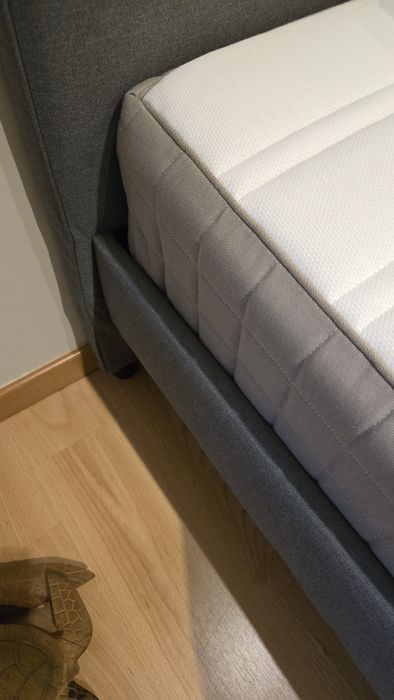 Cama de solteiro Hauga Ikea com colchão Hamarvik Ikea.