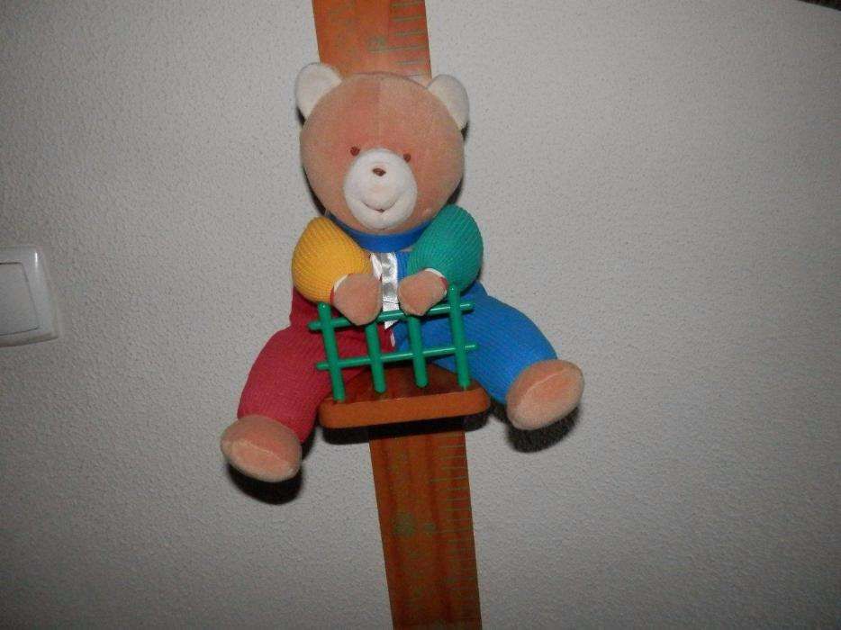 Régua de medir em madeira com boneco urso