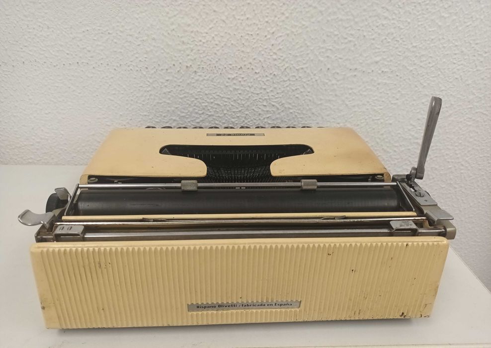 Máquina de escrever Olivetti Pluma 22